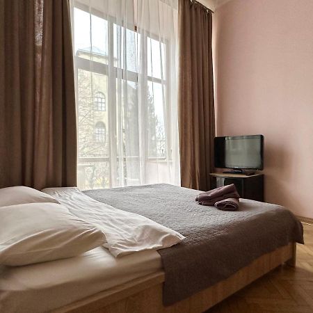 ROMANTIC Apartments - оn Valova street Lviv Buitenkant foto