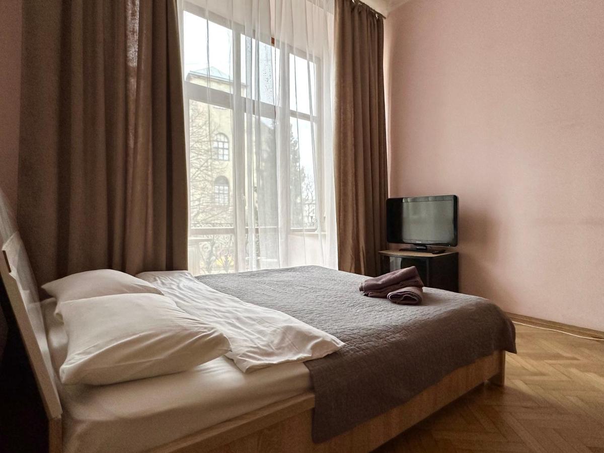 ROMANTIC Apartments - оn Valova street Lviv Buitenkant foto