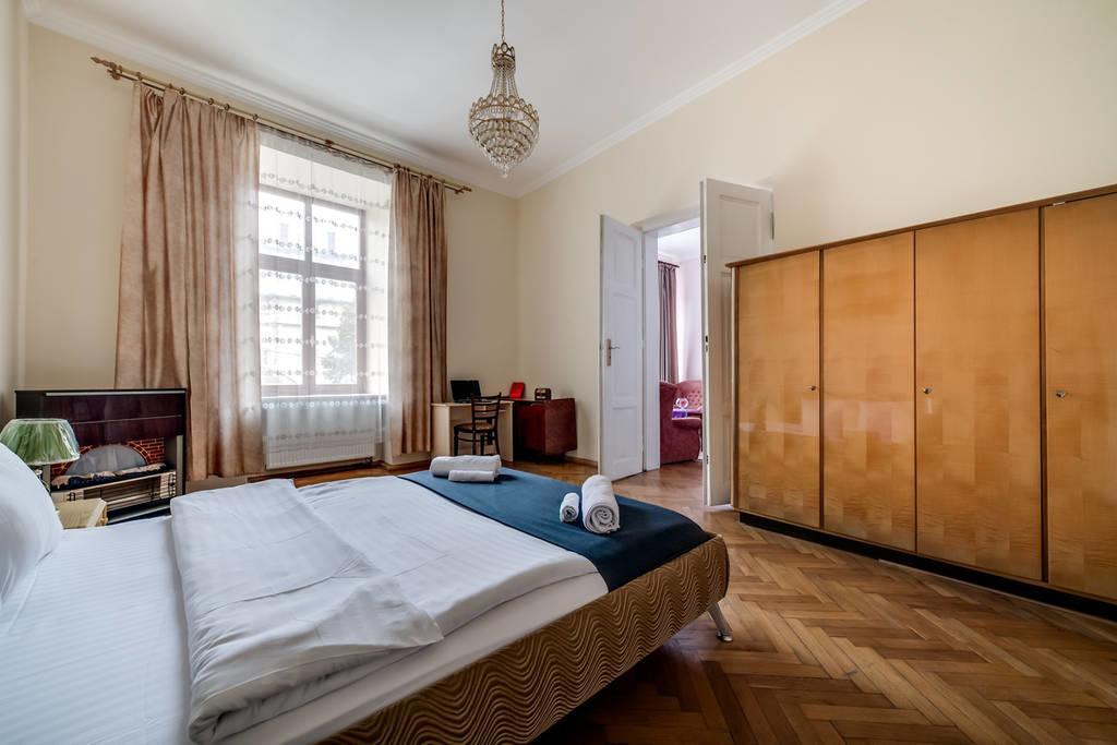 ROMANTIC Apartments - оn Valova street Lviv Buitenkant foto