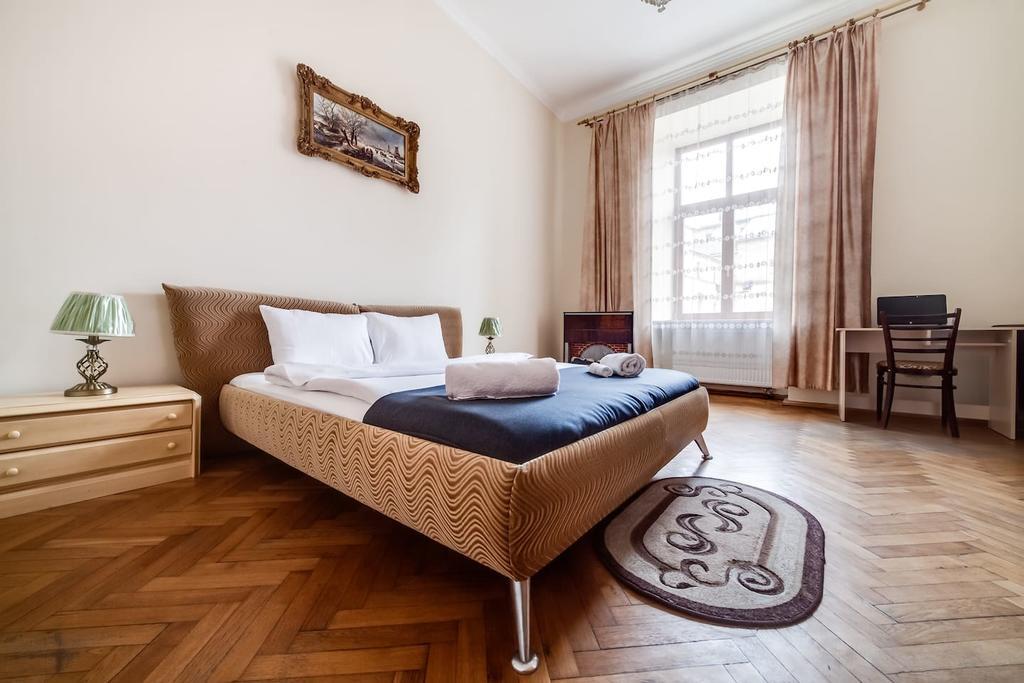 ROMANTIC Apartments - оn Valova street Lviv Buitenkant foto